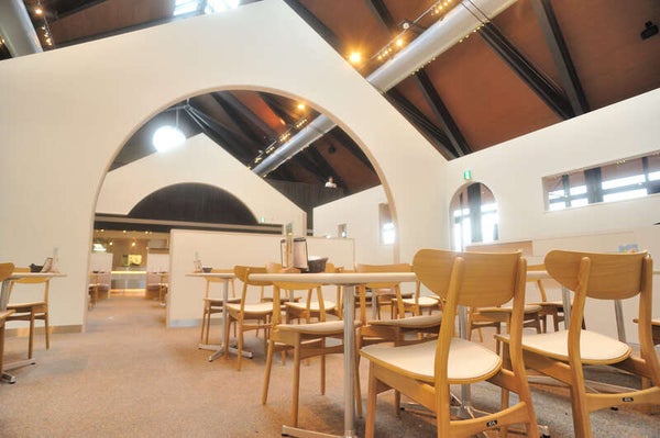 【神奈川県内発】 ガイド付でご案内!偉人邸宅「旧吉田茂邸」邸内見学とバラ観賞 箱根山のホテル「つつじ・しゃくなげ」庭園 鈴廣かまぼこの里・約50種類ブッフェレストラン「えれんなごっそ」 日帰り3